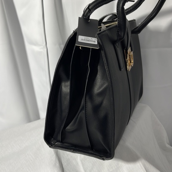 La Terre Fashion Vegan Handbag Color Black with crossbody strap - Picture 3 of 8